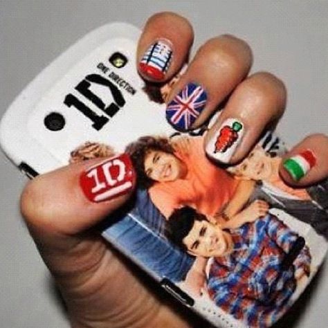 i wanna know where the phone cover is from! Louis Tomlinson Nails Designs, Louis Tomlinson Nails, One Direction Nails, One Direction Logo, One Direction Zayn Malik, One Direction Outfits, Hot Hair Colors, One Direction Photos, One Direction Pictures