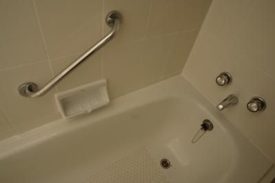 How to Clean and Restore Shine to a Fiberglass Tub - vinegar in spray bottle. Spray let set 30 minutes. Sprinkle baking soda on tub surfaces. Wet sponge with vinegar and scrub gently. Rinse completely. Clean Black Mold, Remove Bathtub, Bathtub Caulking, Plastic Bathtub, Bathtub Surround, Fiberglass Shower, Hard Water Stain Remover, Clean Bathtub, Tub Surround