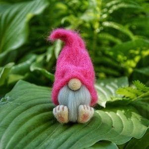 Purple Gnome, Felt Gnomes, Easy Felt Crafts, Gnomes Garden, Pink Gnome, Xmas Centerpieces, Gnome Doll, Needle Felted Christmas, Garden Gnomes