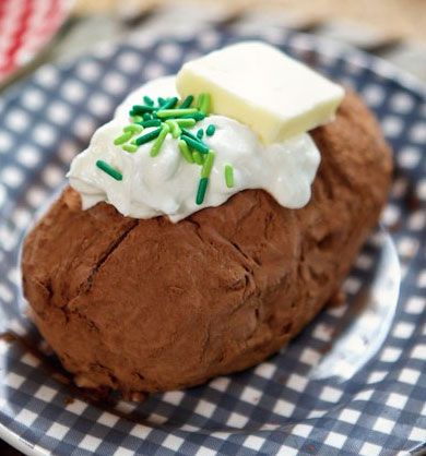 Fool the most savvy baked potato lovers with this fun dessert! Ice Cream Potato, Cream Potatoes Recipe, Potato Ice Cream, Fun Dessert, Ice Cream Sprinkles, Creamed Potatoes, Vegetarian Chocolate, Vanilla Ice Cream, Potato Recipes