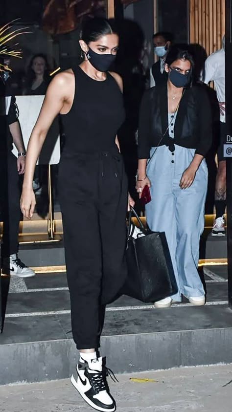 Celebrity Casual Outfits Summer, Bollywood Celebrity Casual Outfits, Deepika Padukone Casual, Celebrity Airport Style, Airplane Outfits, Dress Like A Lady, Modern Small House Design, Casual Outfits Summer, Deepika Padukone Style