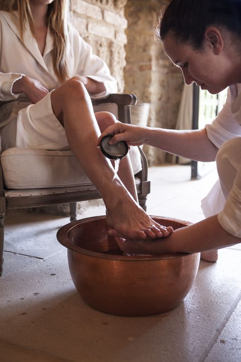 Masseuse Aesthetic, Borgo Santo Pietro, Luxury Spa Resort, Salt Wall, Spa Food, Massage Place, Wellness Resort, Spa Wellness, Holistic Therapies