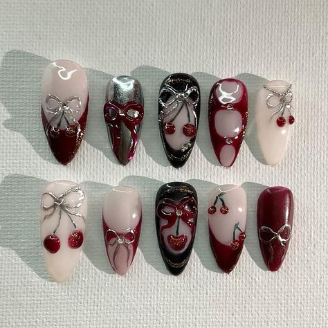 🍒🖤✨ recreation of set by @arisacheu 🥹💗 Dark Coquette Nails, Fall Nail Sets, Fall Nail Ideas, Manikur Kuku, Nagellack Trends, Makeup Nails Art, Punk Nails, Pretty Gel Nails, Really Cute Nails