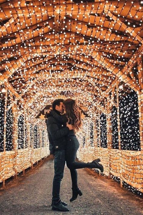 Christmas Engagement Photos, Cute Proposal Ideas, Christmas Couple Photos, Christmas Couple Pictures, Creative Engagement Photo, Proposal Pictures, Cute Engagement Photos, Engagement Pictures Poses, Winter Photoshoot