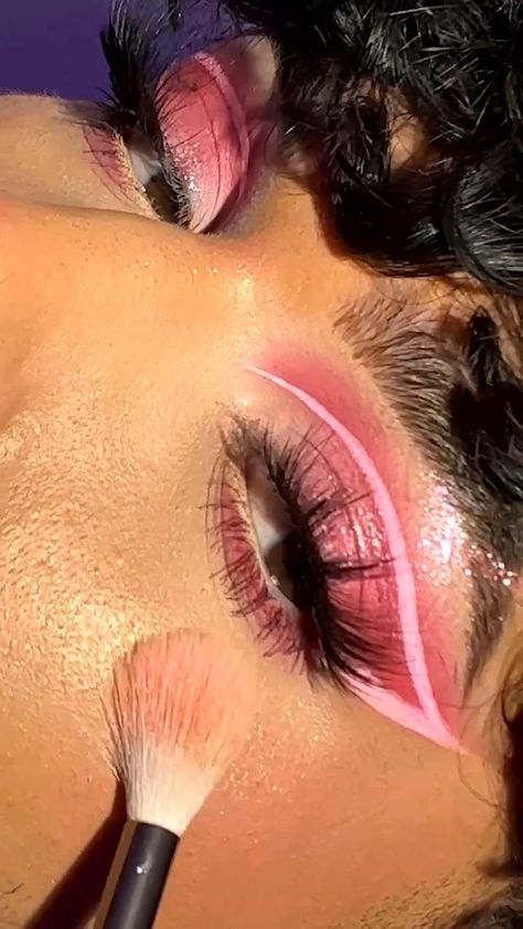 Valentine's Day makeup look 💗 Pink graphic liner and pink highlighter Bold Pink Makeup Looks, Pink Goth Makeup Ideas, Pink Carnival Makeup Looks, Simple Valentines Eyeshadow, Romantic Pink Makeup, Pink Red Eyeshadow Look, Eye Makeup Valentines Day, How To Use Glitter Eyeshadow, Fun Pink Makeup Looks