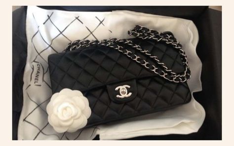 Su Amazon arrivano le borse firmate, usate! Chanel Bag Classic, Japanese Handbag, Sac Vanessa Bruno, Moda Chanel, Trendy Purses, Luxury Bags Collection, Girly Bags, Luxury Purses, Fancy Bags