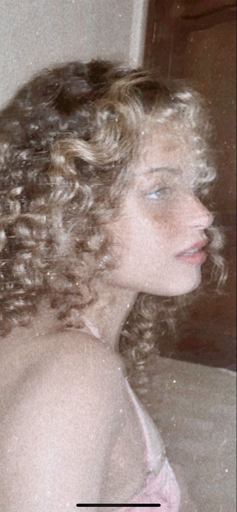 Angel Curly Hair, Vintage Blonde Aesthetic, Really Curly Blonde Hair, Light Brown Curly Hair Aesthetic, Cherub Curls, Blonde Curly Hair Drawing, Blonde Curls Aesthetic, Curly Hair Blonde Highlights, Curly Hair Blonde