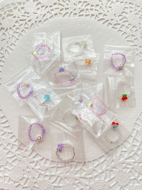 Diy Beaded Rings, Diy Jewelry Display, Preppy Jewelry, Tanah Liat, Pearls Diy, Bead Charms Diy, Beaded Necklace Diy, Beaded Jewels, Diy Bracelet Designs