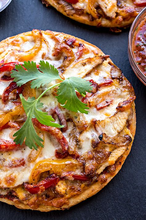 Chicken Fajitas Pizza with Fire-Roasted Tomato Sauce Chicken Fajita Pizza, Fajita Pizza, Roasted Tomato Sauce, Nice Recipes, Making Homemade Pizza, Pizza Ingredients, Chicken Fajita, Pizza Recipes Homemade, Fire Roasted Tomatoes