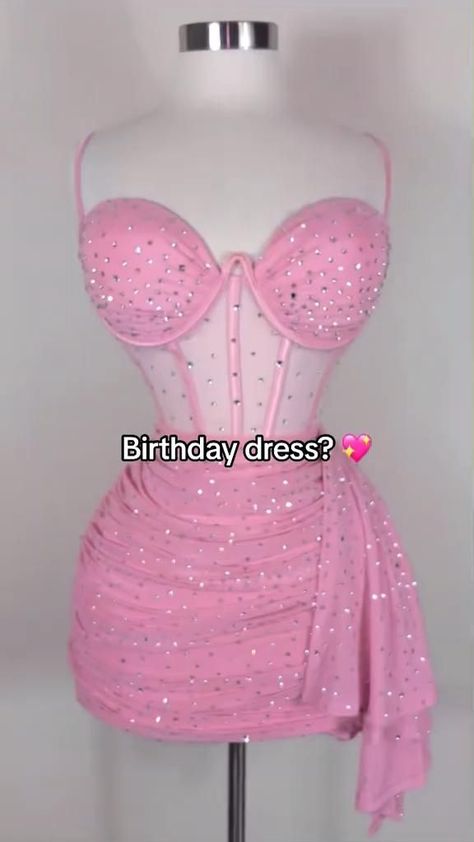 Dresses Birthday Sweet 16, 21st Dresses Birthdays, Birthday Clothes Ideas, Pink Birthday Dress Sweet 16, 20 Birthday Outfit Ideas, Hot Pink Birthday Outfit, Unique Birthday Dress, Birthday Dress Designs, 21st Birthday Dress Ideas