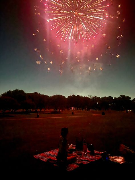 Fourth of July fireworks picnic 4th Of July Aesthetic Vintage, Vintage Fourth Of July Aesthetic, July Mood Board, Fourth Of July Aesthetic, 4th Of July Camping, Month Aesthetic, Fourth Of July Picnic, Fireworks Aesthetic, July Aesthetic