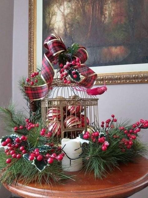 Centerpieces For Christmas, Cage Decor, Xmas Centerpieces, Pretty Christmas Decorations, Sparkling Champagne, Golden Christmas, Christmas Flower Arrangements, Champagne Bubbles, Christmas Mesh Wreaths