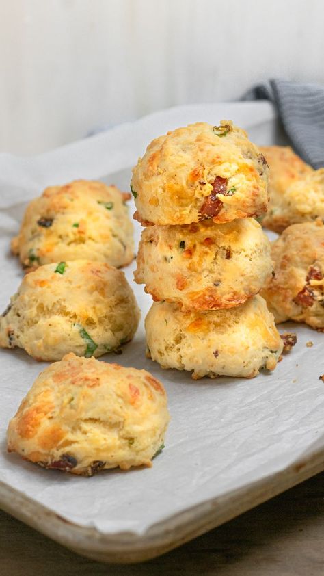 Fully loaded quick biscuits! Crisp bacon, gooey gouda and fresh green onions stirred into a quick and easy drop biscuit then baked until golden brown and fluffy inside. So delicious and flavorful, you're going to love them! meal planning . snacks . lunches and dinners . appetizers . baking . drop biscuits . easy biscuits . brunch . easy baking . easy baking recipes . cheese . bacon . quick biscuit recipe . fall recipes . fall baking . best fall recipes . kid friendly baking . tailgate food Quick Biscuit Recipe, Easy Biscuit, Easy Biscuit Recipe, Fall Fun Food, Bacon Appetizers, Drop Biscuits, Healthy Baking Recipes, Biscuits Easy, Tailgate Food