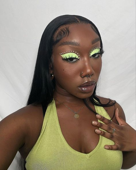 Green dress and green graphic liner with white pearls and a laid wig Bright Green Makeup Looks, Simple Green Eyeshadow Looks, Light Green Eyeshadow, Graphic Liner Makeup, Date Hair, Gala Hair, Pearls Dress, Transformation Makeup, Fire Makeup