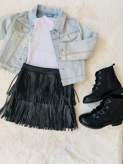 Black Suede Fringe Skirt Outfit, Black Fringe Skirt Outfit Western, Black Fringe Skirt Outfit, Austin City Limits Outfit, Fringe Skirt Outfit, Fringe Skirts, Girls Fringe, Fringe Mini Skirt, Suede Fringe Skirt