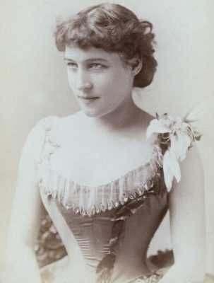 Lilly Langtry, British born stage actress who toured the west and settled in California Lillie Langtry, Queen Victoria Prince Albert, John Brown, Historical People, Marilyn Monroe Photos, Famous Stars, Gilded Age, Evening Dress Fashion, Vintage Memory