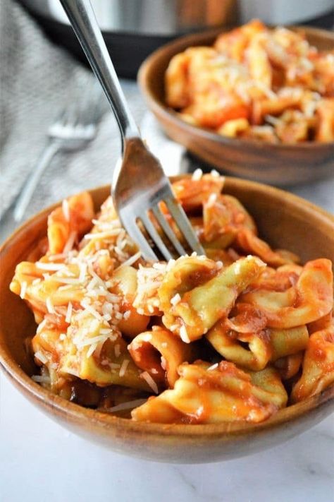 Instant Pot Tortellini is a quick and easy pasta dish made right in the Instant Pot. Simple ingredients, quick cook time, big taste! Give this marinara tortellini recipe a try. This is a meatless dish for a vegetarian-friendly meal. Or if you want it heartier go right ahead and cook up some meat to mix in. #pasta #tortellini #cheesy #stuffedtortellini #marinara #vegetarian #easy #best #affordable #mealprep Instant Pot Tortellini, Pasta Tortellini, Tortellini Recipe, Instant Pot Freezer, Instant Pot Pasta Recipe, Tortellini Recipes, Filled Pasta, Easy Pasta Dishes, Creamy Tomato Sauce