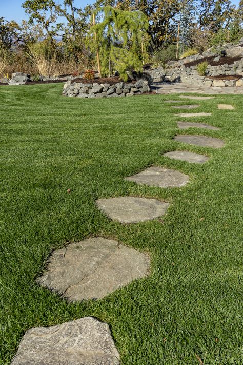 Square Stone Walkways Paths, Flagstone Stepping Stones, Concrete Stone Pathway, Flag Stone Walkway Pathways, Flagstone Pathway In Grass Paths, Stepping Stones In Grass Lawn, Backyard Stepping Stones, Garden Pavement, Paving Stones Walkway