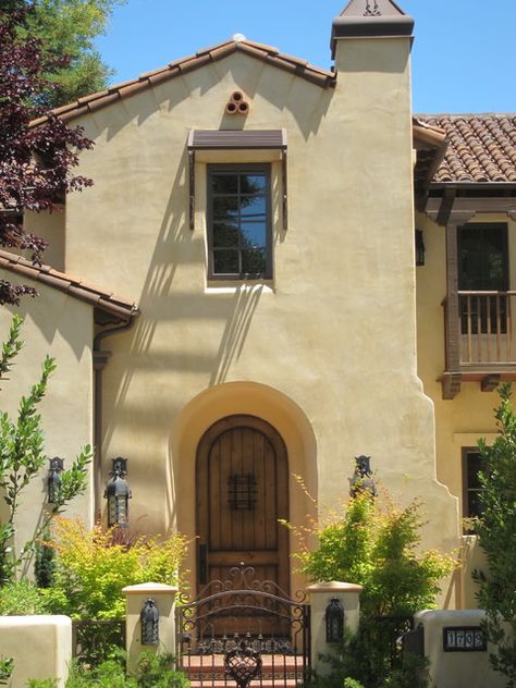 Spanish Style Houses, Spanish Style Homes Plans, Spanish House Exterior, Spanish Haciendas, Courtyard Building, Spanish Homes, Spanish Exterior, Spanish Courtyard, Spanish Style Decor