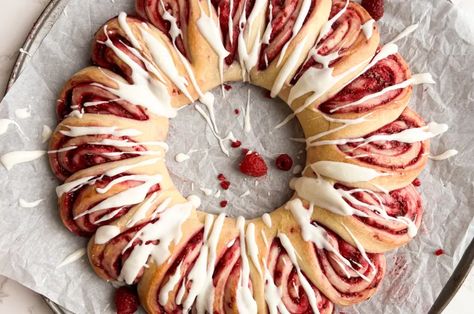 Sourdough Raspberry Roll Wreath Sourdough Discard Valentines, Sourdough Valentines, Valentine’s Day Sourdough, Sourdough Star Bread, Valentines Sourdough, Sourdough Raspberry, Sourdough Coffee Cake Recipe, Sourdough Cinnamon Roll, Cinnamon Roll Wreath