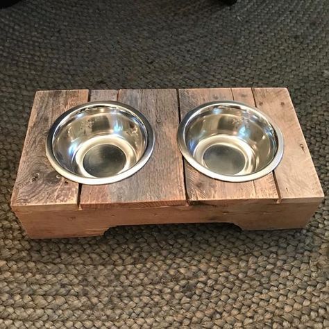 Hey, I found this really awesome Etsy listing at https://www.etsy.com/listing/738093284/pallet-dog-bowl-dog-bowl-raised-feeder Dog Bowl Stand Diy, Wood Dog Bowl Stand, Kat Diy, Diy Wood Pallet Projects, Dog Bowl Stand, Dog House Diy, Pallet Designs, Diy Wooden Projects, Pallet Creations