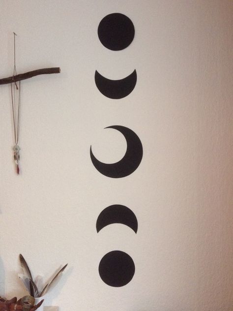 Moon Phases Room Decor, Moon Phases Diy Wall Art, Random Wall Painting Ideas, Room Decor Drawings Wall Art Diy, Moon Wall Painting Bedrooms, Phases Of Moon Art, Moon Phases Drawing Simple, Moon Wall Decoration, Moon Phases Wall Decor