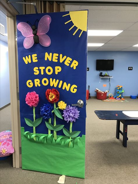 Door Spring Decorations Classroom, Nursery Door Decorations Classroom, Nursery Classroom Door Decoration Ideas, Welcome Door Decorations Classroom, Class Door Decoration Ideas For Nursery, Preschool Door Decorations Welcome, Flower Door Decorations, Preschool Door Decorations, Spring Classroom Door