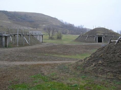 Mandan earth lodge Earth Lodge, Unusual Buildings, Camping Places, Indian Village, Lewis And Clark, The Ruins, Native American History, Human Race, North Dakota