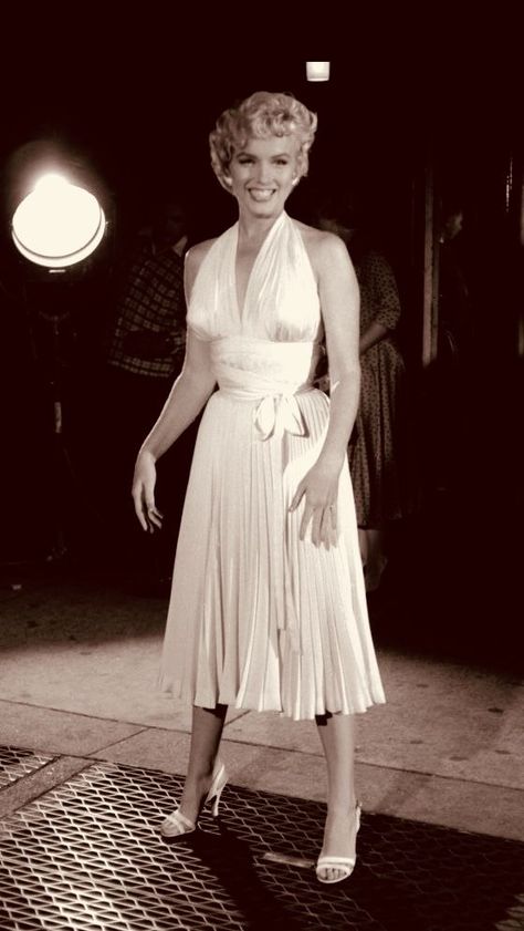 Marlyn Monro Outfit, Merilin Monroe Dresses, Marilyn Monroe Most Iconic Outfits, Merilin Monroe Outfits, Marilyn Monroe Iconic Looks, Marylin Monroe 1950s Fashion, Marlin Monroe Costumes, Marilyn Monroe Full Body Pictures, Marilyn Monroe Dresses Outfits