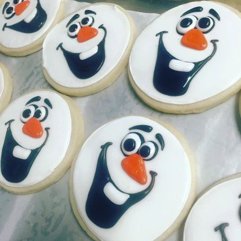 Olaf Cookies Royal Icing, Easy Frozen Cookies Decorated, Frozen Cookies Decorated, Frozen Sugar Cookies, Frozen Cookies Disney, Olaf Pumpkin, Olaf Face, Olaf Cookies, Olaf Cupcakes