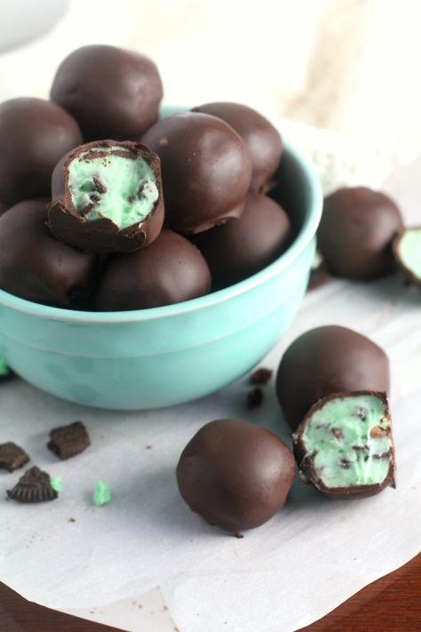 Mint Chocolate Chip Truffles - Chocolate with Grace Chocolate Chip Truffles, Truffle Recipe Christmas, Chocolate Chip Dip, Oreo Truffles Recipe, Mint Chocolate Cake, Christmas Cookie Recipes Holiday, Mint Oreo, Fluff Desserts, Christmas Baking Recipes