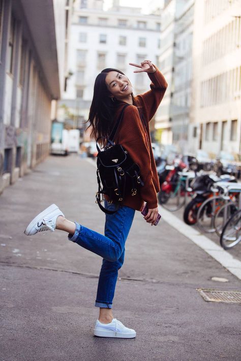 Utilitarian Chic to Leather Luxe: The Finest Backpacks For Autumn Poses Modelo, Models Off Duty Style, Photos Originales, Model Street Style, Friend Poses Photography, Photography Posing Guide, Stylish Photo Pose, Photo Pose Style, Model Poses Photography