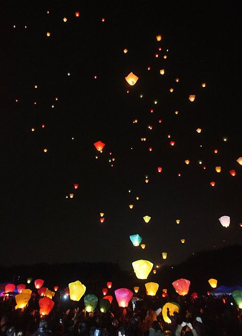 Releasing Lanterns, Korean New Year, South Korea Photography, Korean Holidays, Floating Lanterns, Sky Lanterns, Korean Wedding, Lantern Festival, Korea Travel