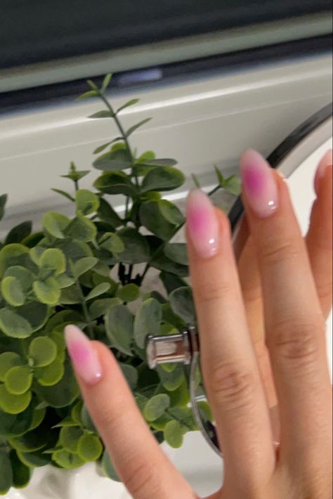 aura nails design Ombre Circle Nails, Solar Ombre Nails, Ombré Aura Nails, Circle Ombre Nails, Simple Ombré Nails, Aura Nails Light Pink, Aura Nails At Home, Easy Aura Nails, Nail Ideas Ombre Color Combos