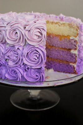 Purple Ombre Cake - I've gotta make this one. . .but probably with just one color of purple icing over the whole thing! Super Torte, Purple Cakes, Ombre Wedding, Ombre Cake, Rose Cake, Purple Ombre, Love Cake, Fancy Cakes, Pretty Cakes