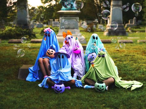 Pastel Ghost Photoshoot, Ghost Picture Trend, Bff Halloween Photoshoot, Boo Photoshoot, Ghost Photo, Ghost Photoshoot, Halloween Shoot, Halloween Pink, Ghost Photography