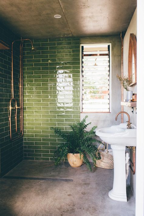 Bluestone Bathroom, Green Subway Tile, Green Tiles, Interior Simple, Trendy Apartment, Beton Design, Interior Vintage, Appartement Design, Spa Design