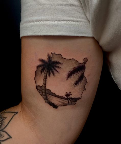 Silueta de las palmas de gan canaria con paisaje realista Gran Canaria Tattoo Ideas, Grand Canaria, Circular Tattoo, Vogel Tattoo, Travel Tattoos, Circle Tattoos, Palm Tattoos, Subtle Tattoos, Travel Tattoo