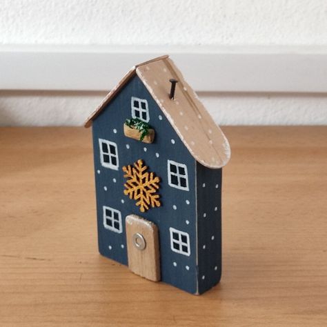 Mini Wooden Houses, Winter Houses, Miniature Village, Diy Christmas Decorations For Home, Small Wooden House, Winter Cottage, Painted Cottage, Wooden Houses, Craft Day