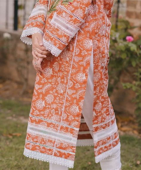 Lace Ideas For Suits, Shirt Daman Design With Laces, Lace Dress Designs Pakistani, Lace Designs On Suits, Lawn Dress Design, Cotton Suit Designs, Simple Dress Casual, Lace Dress Design, Latest Dress Design