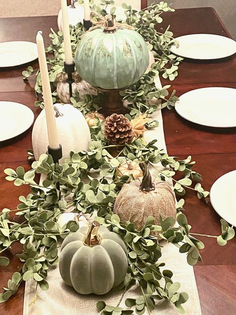 Green And Gold Thanksgiving Table, Gold Thanksgiving Table, Thanksgiving Table Set, Rustic Thanksgiving Decorations, Thanksgiving Dinner Table Setting, Thanksgiving Table Centerpieces, White Table Settings, Rustic Thanksgiving, Silver Pumpkins