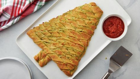 If you ever wonder what we'll be serving as an appetizer for holiday parties, you're looking at it. This cheesy pesto-filled crescent Christmas tree (with bonus breadsticks baked on the side!) is the perfect shareable snack for everyone to enjoy. Make this your festive contribution to the party food spread, and prepare for all the compliments. Crescent Christmas Tree, Christmas Tree Food, Christmas Appetizers Easy, Party Food Spread, Gluten Free Puff Pastry, Christmas Recipes Appetizers, Crescent Roll Recipes, Crescent Roll, Dinner Appetizers