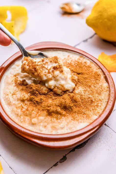 Want to make deliciously creamy Arroz con Leche? This Spanish rice pudding with a hint of citrus is so easy to make and topped with lots of cinnamon! Spanish Rice Pudding Recipe, Spanish Rice Pudding, Spanish Flan, Polvorones Recipe, Spanish Dessert Recipes, Spanish Dessert, Fried Milk, Rice Pudding Recipes, Spanish Desserts