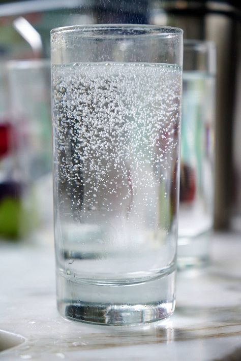 Diy Sparkling Water, Flavored Carbonated Water, Kegerator Diy, Minimal Pictures, Food Substitutions Healthy, Beverage Ideas, Oven Bread, Seltzer Water, Soda Recipe