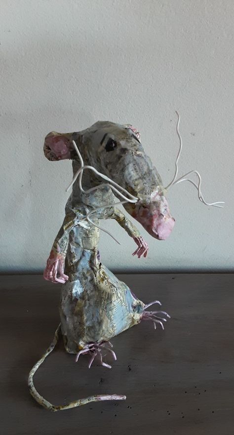 Papier journal, fil de fer, fil électrique, colle vinylique Weird Paper Mache, Paper Mache Characters, Weird Crafts Diy, Paper Mache Wall Art Decor, Paper Mache Snake, Cool Paper Mache, Rat Puppet, Rat Crafts, Paper Mache Dragon