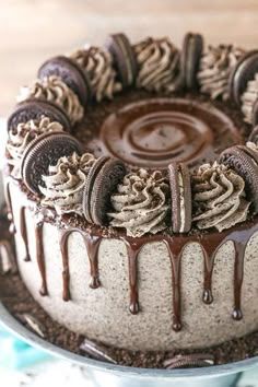 Roulade Cake, Oreo Icing, Rose Cake Pops, Popcorn Cake, Birthday Cake Design, Chocolate Oreo Cake, Cookies And Cream Cake, Chocolate Drip Cake, Chocolate Oreo