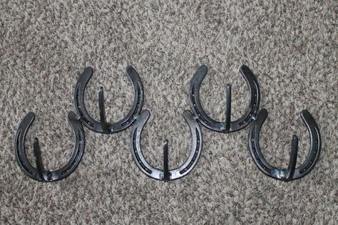 Check out this item in my Etsy shop https://www.etsy.com/listing/192492822/horseshoe-coat-rack-off-set-5-place Horseshoe Boot Rack, Horseshoe Crafts Projects, Welding Crafts, Horseshoe Projects, Horseshoe Decor, Horseshoe Crafts, Welding Art Projects, Metal Working Projects, Horseshoe Art