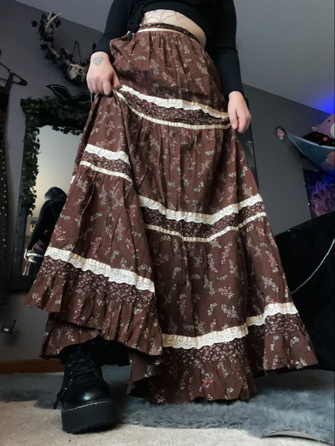 Appalachian Clothes, 70s Prairie Style, Appalachian Fashion, Prairie Aesthetic Fashion, Prairie Skirt Outfit, Prairie Goth, Prairie Fashion, Gunne Sax Skirt, Prairie Skirt