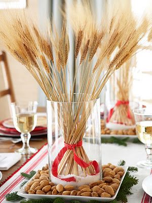 Prendada e Caprichosa: Arranjo de Natal com Trigo Diy Thanksgiving Centerpieces, Wheat Centerpieces, Christmas Decorations Centerpiece, Norwegian Christmas, Scandinavian Christmas Decorations, Diy Thanksgiving, Thanksgiving Diy, Simple Christmas Decor, Easy Christmas Decorations