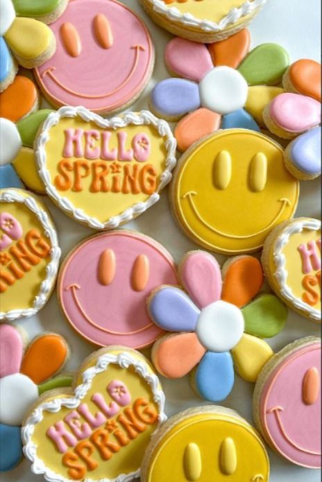 April Cookies Decorated, Spring Cookies Decorated Simple, Spring Sugar Cookies Royal Icing, Spring Decorated Cookies Ideas, Summer Cutout Cookies, Girly Cookies Decorated, Mini Decorated Cookies, Spring Sugar Cookies Decorated, Spring Cookies Royal Icing